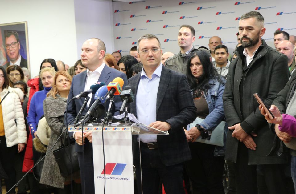 VIDEO U Novom Sadu više od 120 članova POKS-a prešlo u SNS: "Funkcioneri nisu dobrodošli"