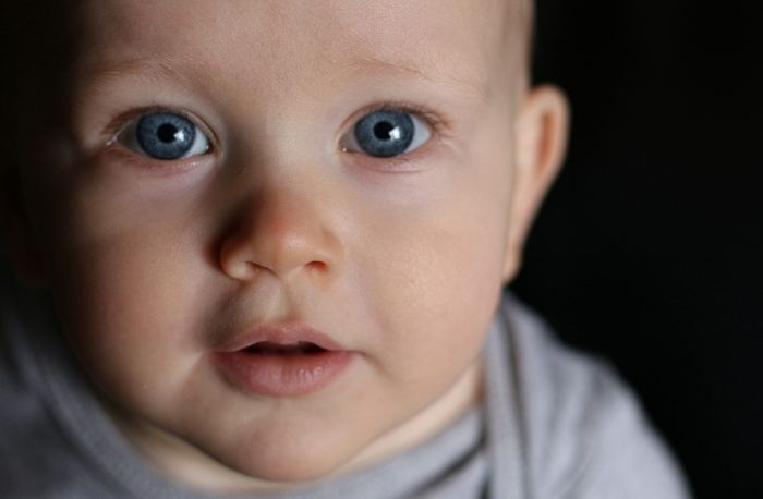 Gledanje bebe u oči sinhronizuje moždane talase