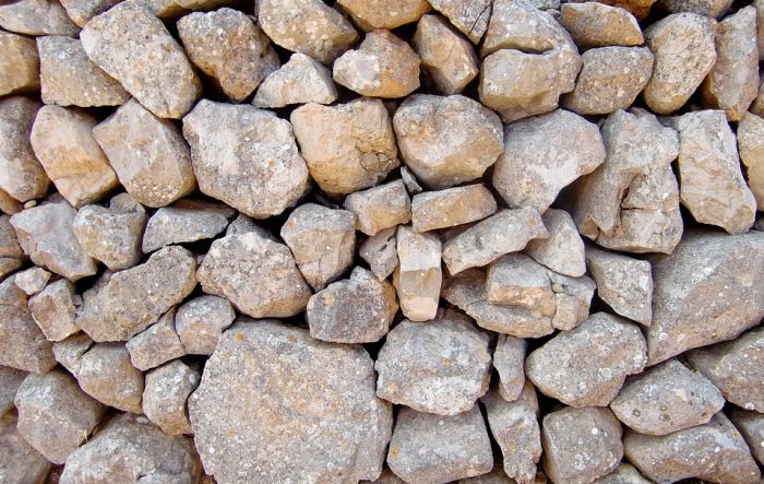 Fabrika radnicu zadužila da ručno pomera kamenje u kamenolomu?