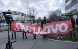 Pretnje redakciji portala NS uživo, ispred zgrade transparent da su SNS uživo