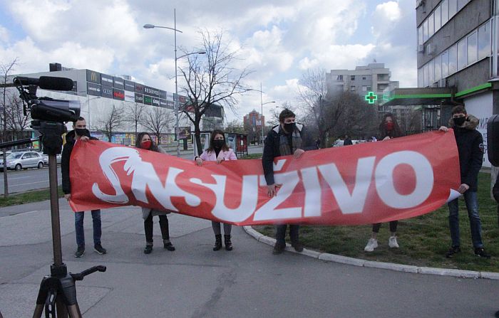 Pretnje redakciji portala NS uživo, ispred zgrade transparent da su SNS uživo