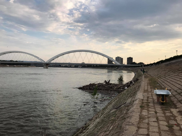 VIDEO, FOTO: Pogledajte kako su "Čakor" i "Vučevo" odvučeni iz Novog Sada