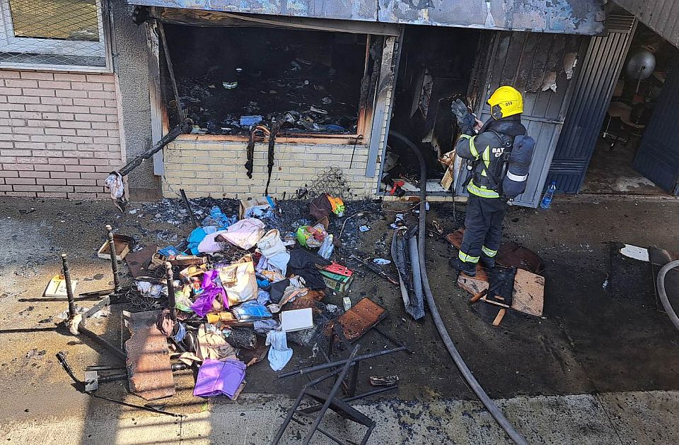 FOTO, VIDEO: Požar u Gagarinovoj ulici, stan kompletno izgoreo, povređenih nema