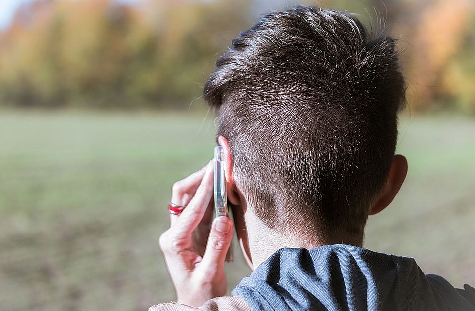 Škola u Kikindi zabranjuje telefone tokom nastave - đaci će ih dobijati nazad kad budu išli kući