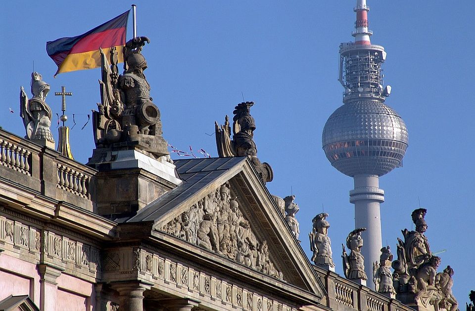 Bundestag angažuje instruktore joge i pilatesa za borbu protiv stresa Bundestag angažuje instruktore joge i pilatesa za borbu protiv stresa