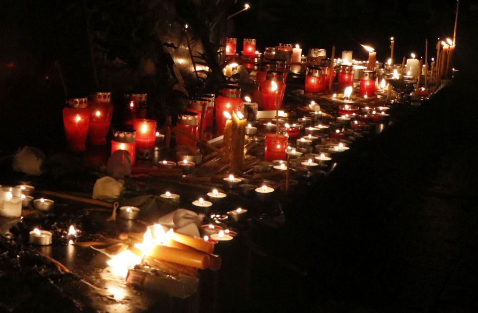 FOTO, VIDEO: Novosađani sinoć odali poštu stradalima na Železničkoj stanici FOTO, VIDEO: Novosađani sinoć odali poštu stradalima na Železničkoj stanici