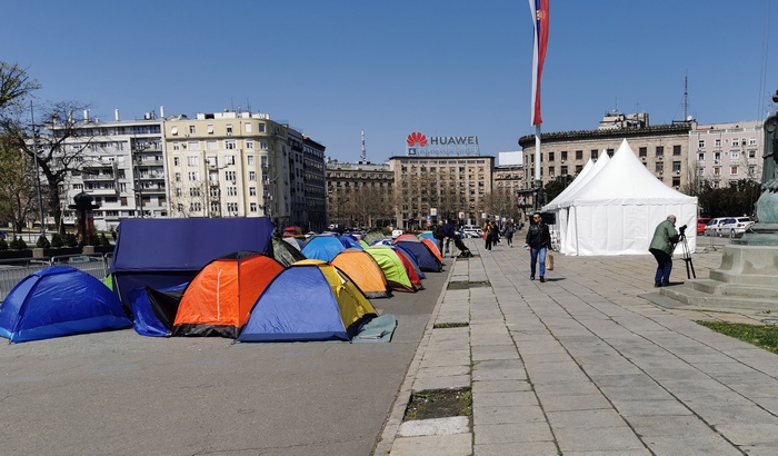 FOTO, VIDEO - 021.rs u kampu sa frilenserima: Noći su hladne, ali to je mala stvar u poređenju sa problemom u kom se ljudi nalaze