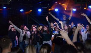 FOTO: Učenici pevali za bolesnu drugaricu, pomoć i dalje potrebna