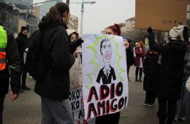 Studenti skupom ispred Srpskog narodnog pozorišta u Novom Sadu kreću u predizbornu kampanju