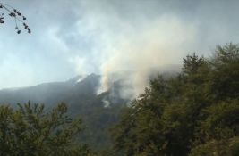 Požar na Suvoj planini i dalje gori duž čitavog planinskog venca