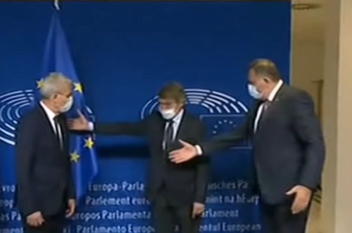 Ni na fotografiji u Briselu zajedno: Dodik odbio da stane pored Džaferovića 