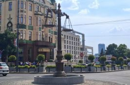 VIDEO: Aktivisti Zeleno-levog fronta oblepili skulpturu terazija trakom 