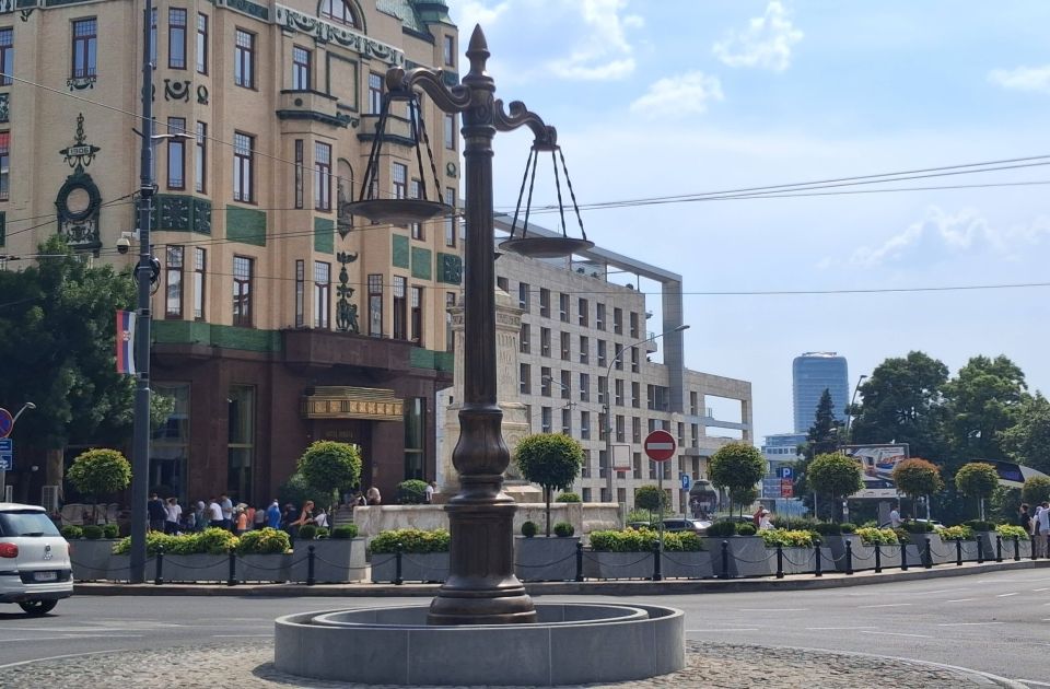 VIDEO: Aktivisti Zeleno-levog fronta oblepili skulpturu terazija trakom "Opasnost! SNS gradnja"