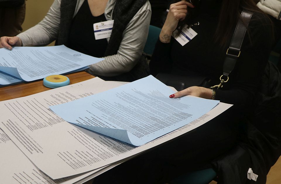Istraživanje: Deo građana Srbije i dalje radije bira "svevišnjeg vođu" nego institucije