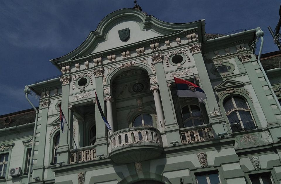 Da li je pao plafon u Gradskoj kući: Zrenjaninska opozicija pita gradonačelnika Salapuru