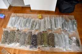 Uhapšene dve osobe u Beogradu, policija pronašla više od 42 kilograma droge i oružje