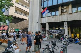 Građani i dalje ispred Prekršajnog suda: Čekaju da policija iz Bača dovede profesora Jocića