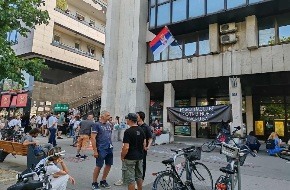 Građani i dalje ispred Prekršajnog suda: Čekaju da policija iz Bača dovede profesora Jocića Građani i dalje ispred Prekršajnog suda: Čekaju da policija iz Bača dovede profesora Jocića