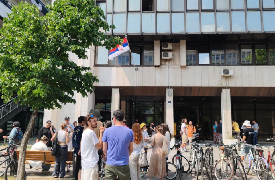 FOTO Građani ispred Prekršajnog suda u Novom Sadu: Asistent Akademije pušten, pogrešno identifikovan