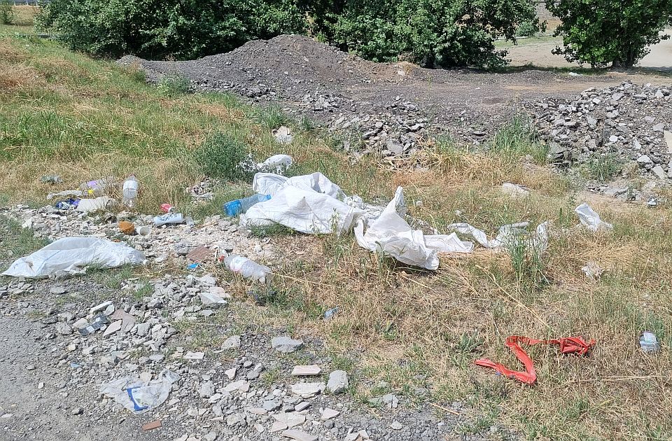 FOTO Smeće po Novom Sadu: Ko je kriv - nadležni ili nemarni građani?