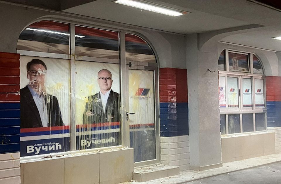Uhapšeni zbog gađanja prostorija SNS u Novom Sadu jajima i brašnom