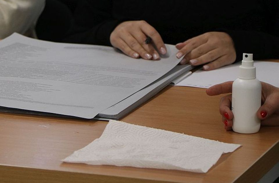 RIK usvojio da na biračkim mestima budu i paravani i kabine za glasanje 