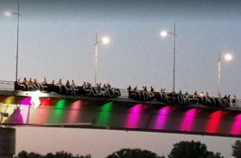 FOTO Aktivisti poslednjeg dana Exita na most okačili: 