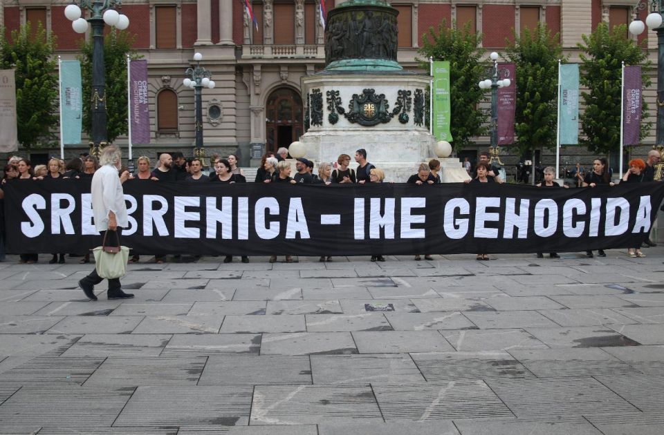 FOTO: Performans Žena u crnom uz transparente "Srebrenica - ime genocida" i "Pamtimo!"