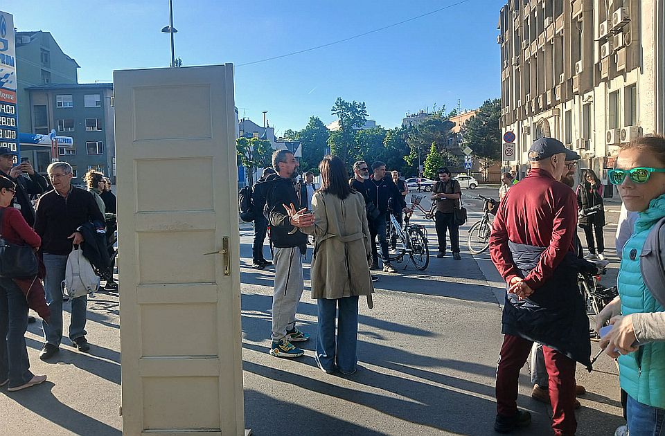 VIDEO Zborovi na 17 minuta blokirali raskrsnicu kod suda, sutra minut duže