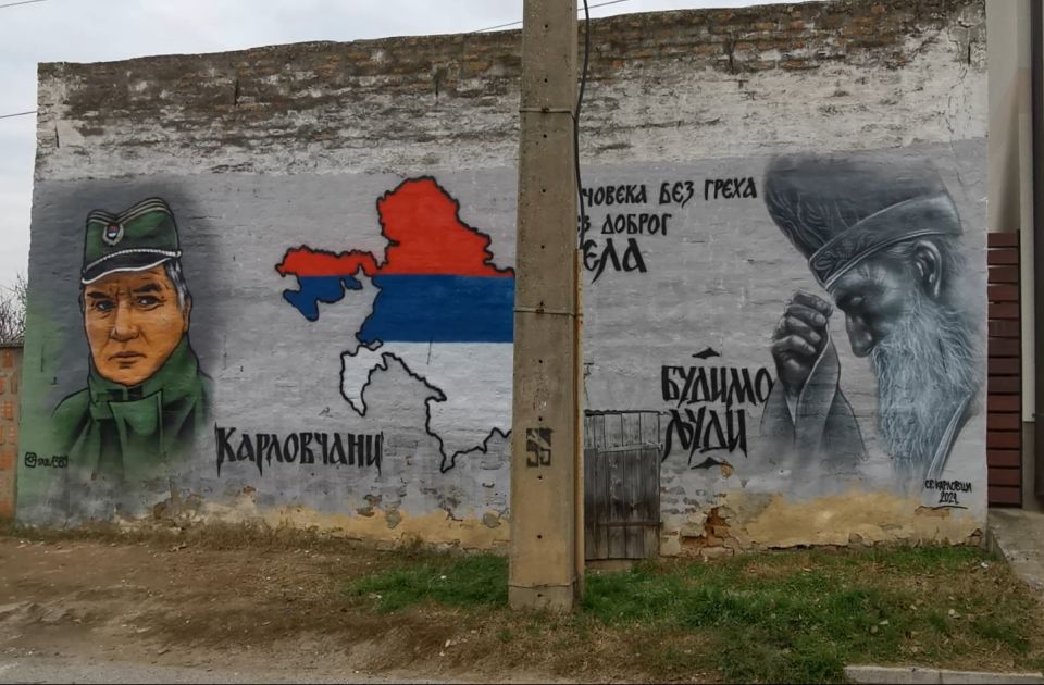 FOTO: Pored murala Ratku Mladiću u Sremskim Karlovcima doslikan i patrijarh Pavle
