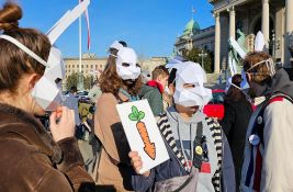 FOTO, VIDEO: Ispred Skupštine protest u maskama zečeva, uz kupus i šargarepu, tu je i Simo Spasić
