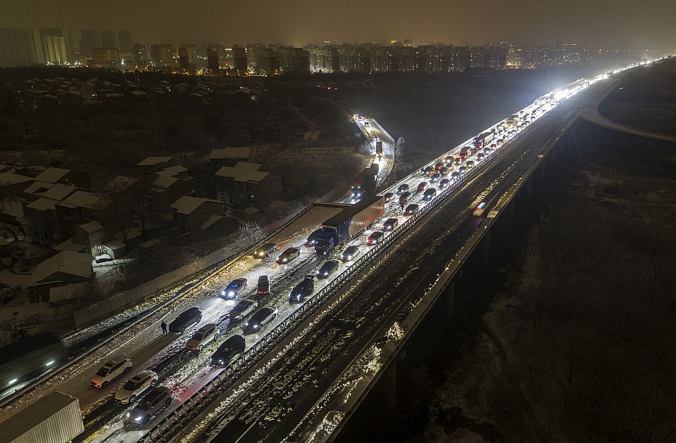 Oko 4.000 vozila zaglavljeno u ledenoj oluji na auto-putu u Kini