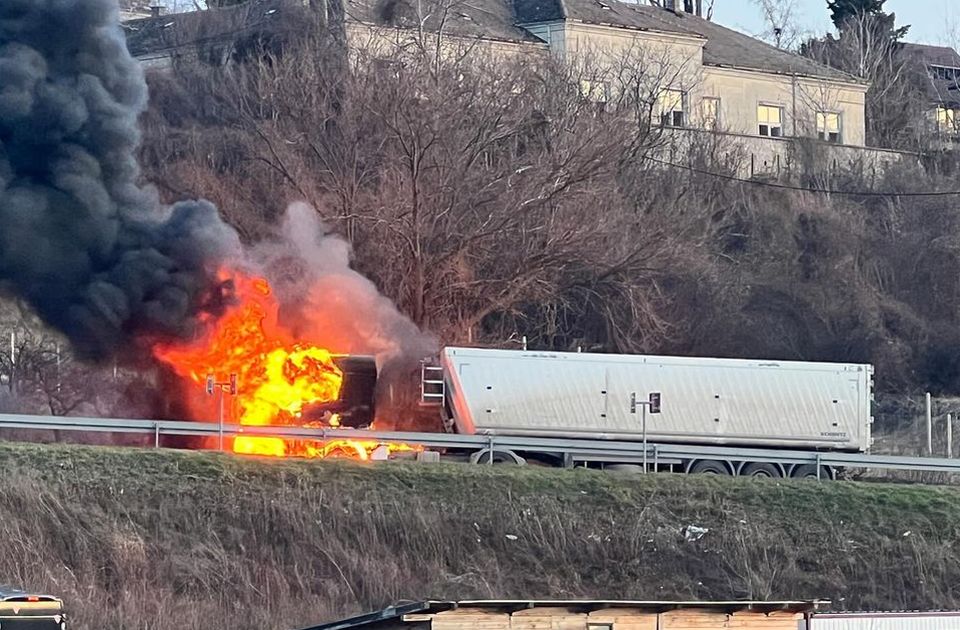 FOTO: Kamion se zapalio u Sremskoj Kamenici