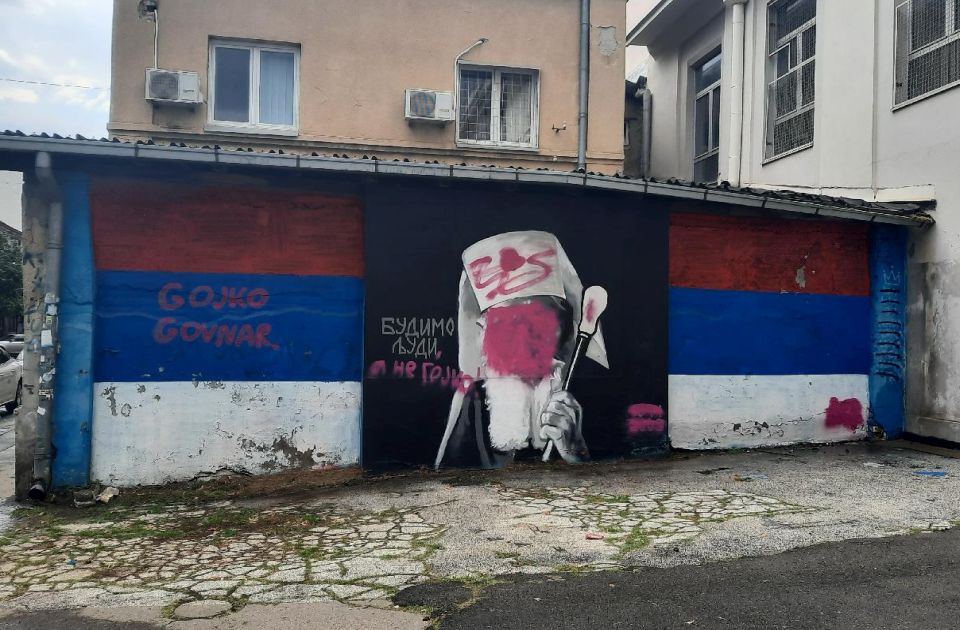 FOTO: Roze farbom oskrnavljen mural patrijarhu Pavlu u Beogradu