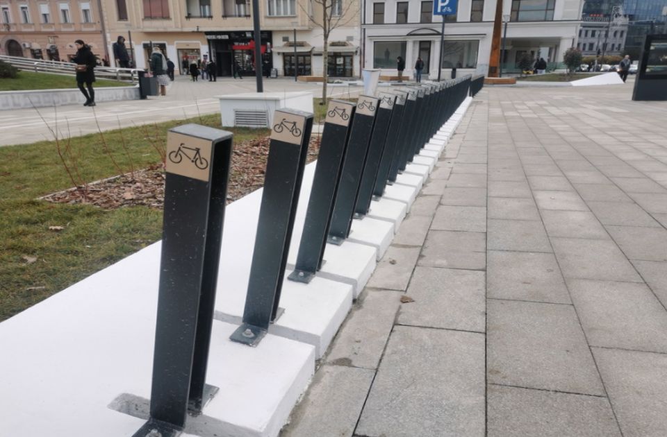 Novosadska biciklistička inicijativa: Novi parkinzi za bicikle na Pozorišnom trgu nepraktični