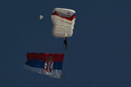 FOTO: Najveća srpska trobojka na vojnoj paradi dobila još dve nove boje, niko ne zna zašto
