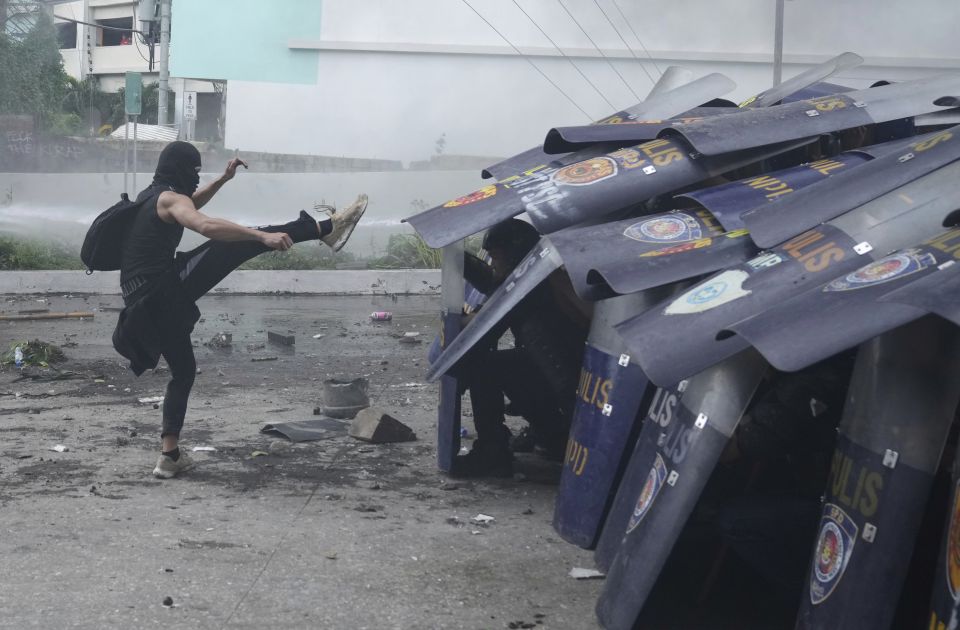 Protesti protiv korupcije na Filipinima, u sukobima povređeno 39 policajaca Protesti protiv korupcije na Filipinima, u sukobima povređeno 39 policajaca