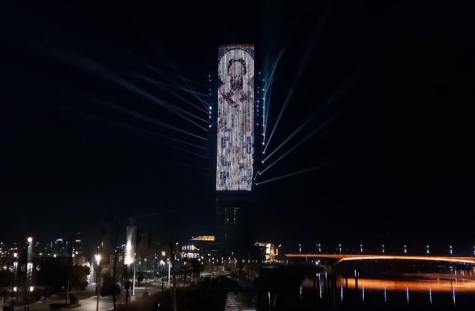 FOTO: Lik Svetog Save i stihovi himne na Kuli Beograd