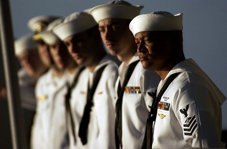 Američka mornarica otpustila 23 mornara jer nisu hteli da se vakcinišu