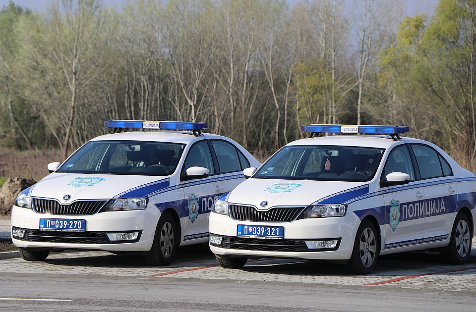 Muškarac poginuo u udesu kod Sremske Mitrovice, više osoba povređeno