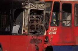 Šlepani autobus se u Beogradu otkačio sa kamiona i udario u tramvaj, pa se zapalio