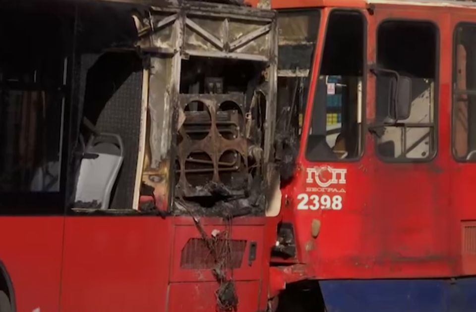 Šlepani autobus se u Beogradu otkačio sa kamiona i udario u tramvaj, pa se zapalio