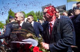 FOTO: Ambasador Rusije u Poljskoj poliven crvenom bojom tokom ceremonije u Varšavi
