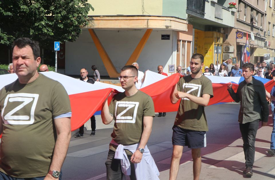 VIDEO, FOTO "Besmrtni puk" prodefilovao Novim Sadom: Kartonski Putin i slovo "Z"