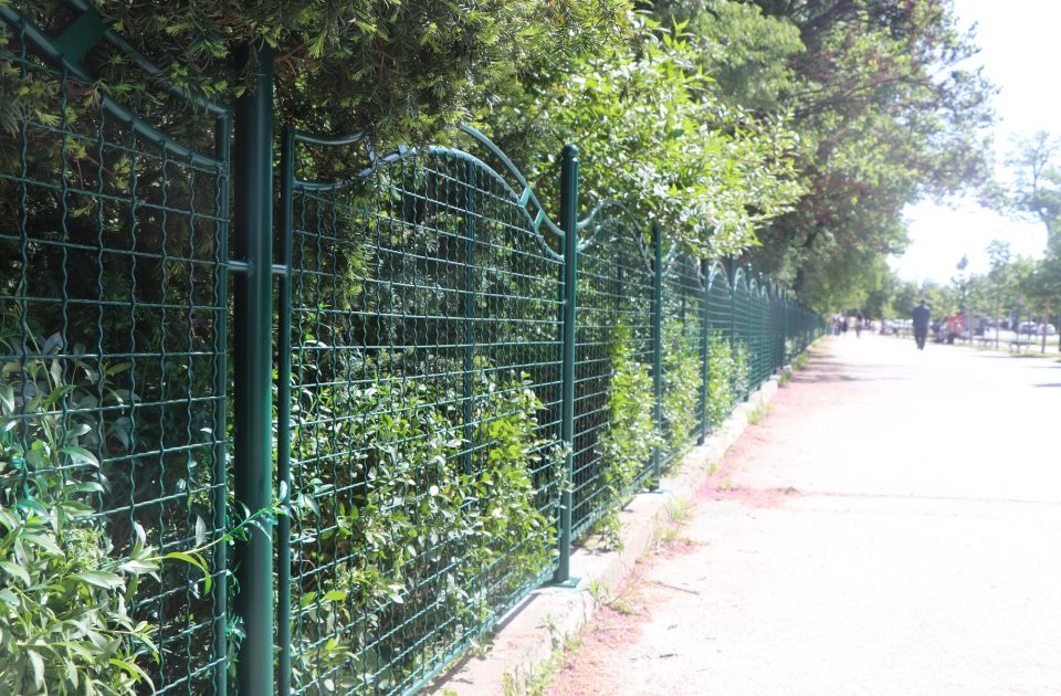 FOTO: Ograđuje se Dunavski park, sprečava se ulazak kroz "živu ogradu"