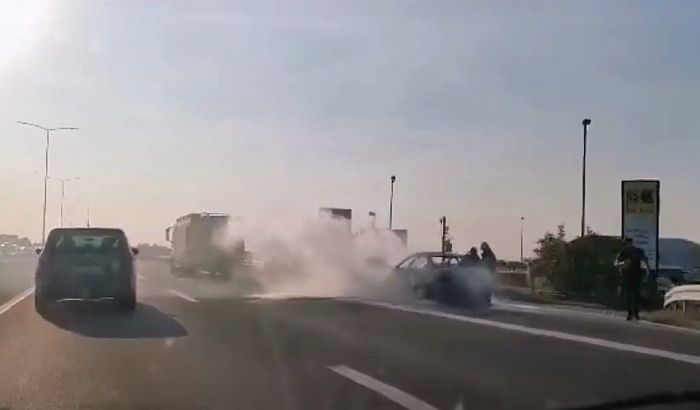VIDEO: Zapalio se automobil na autoputu na izlazu iz Beograda