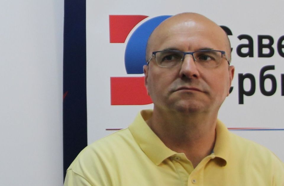 VIDEO Kvart u kom živi Novaković ponovo izlepljen plakatima: "Da se vidi kako ne napadaju tuđu decu"