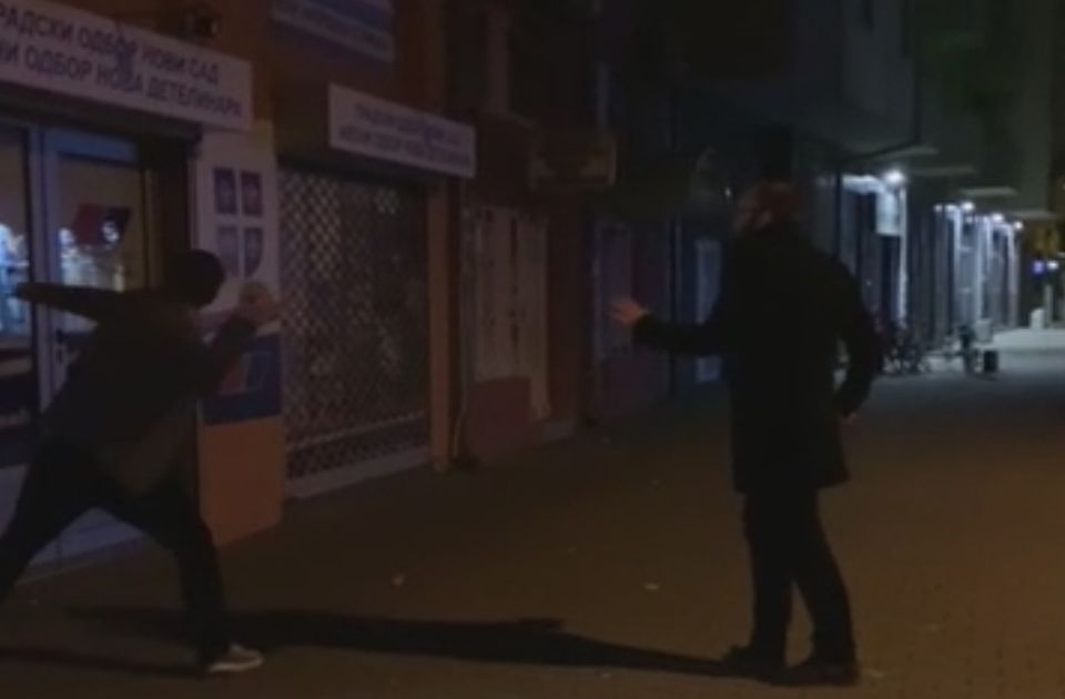 VIDEO: Studenti razbili prozor SNS prostorija u Novom Sadu, snimili su sve i predali se policiji