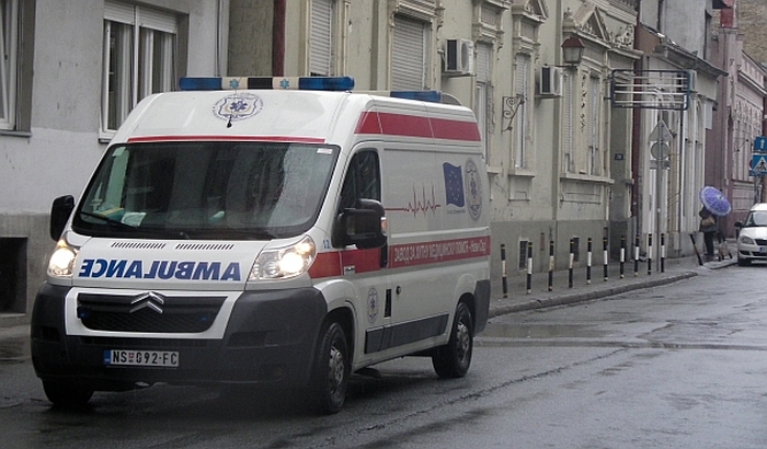 Dvoje teže i petoro lakše povređeno u udesima u Novom Sadu, među njima maloletnica