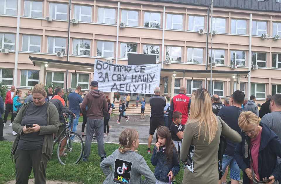 FOTO, VIDEO: Svakodnevni protesti u Bačkoj Palanci se nastavljaju, sledeći zakazan za sutra